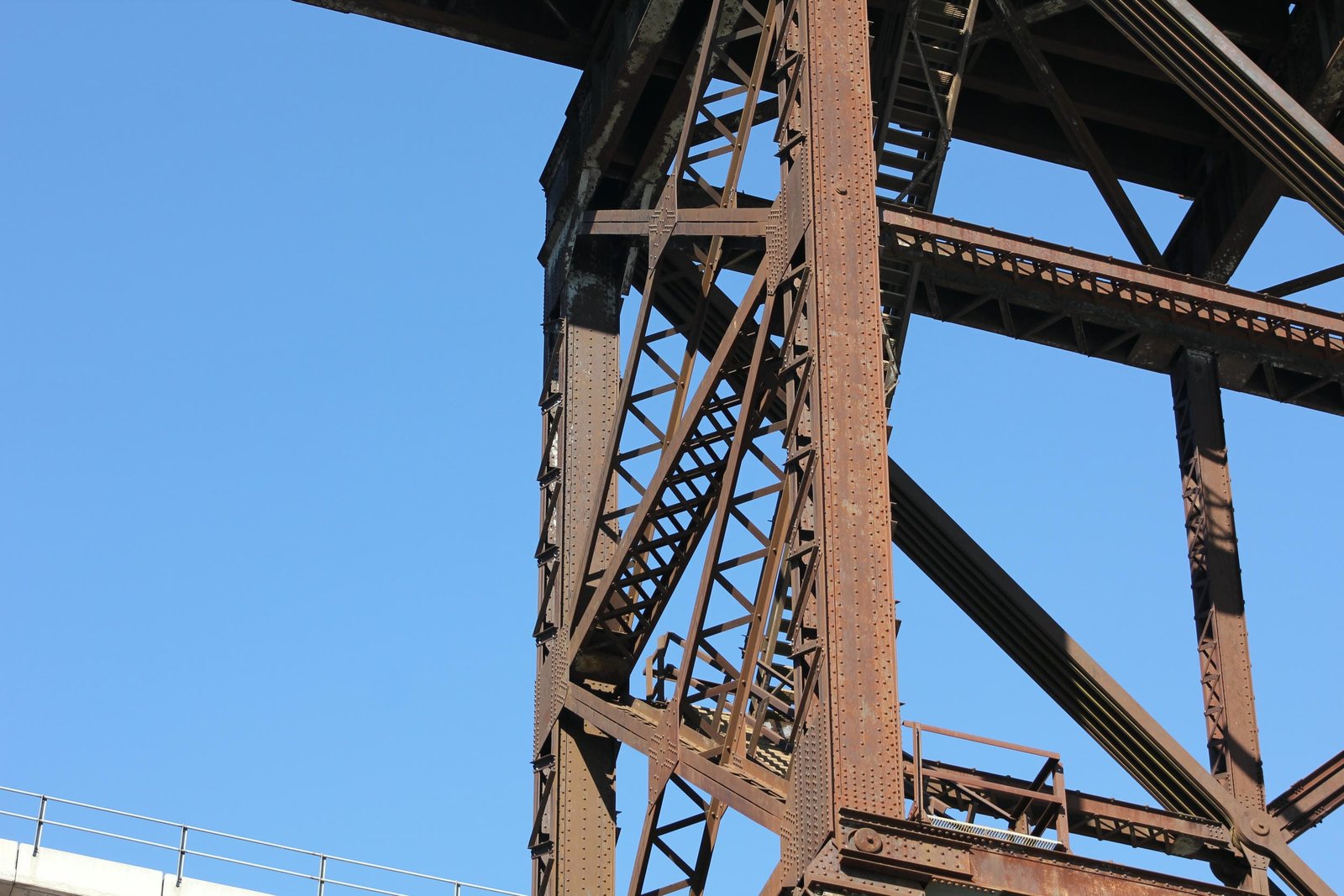 Endpost, truss span (span #15)